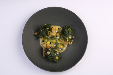 Salata deniz yosunu, balık, kruton, Mısır ve salamura siyah plaka üzerinde