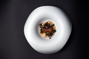 Kremalı mantar soslu taze ızgara sığır eti biftek