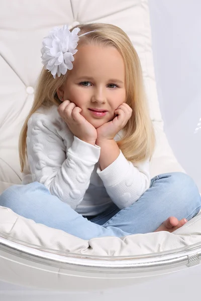 Porträtt av en söt liten blond tjej med långt hår — Stockfoto