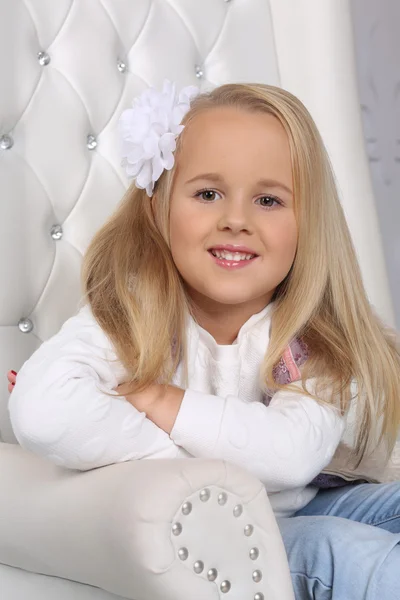 Porträtt av en söt liten blond tjej med långt hår — Stockfoto