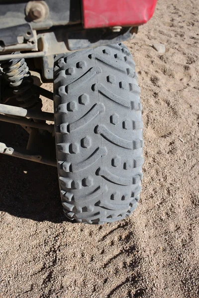 Neumático del coche de la rueda e impresión en la duna de arena en el desierto, Egipto — Foto de Stock
