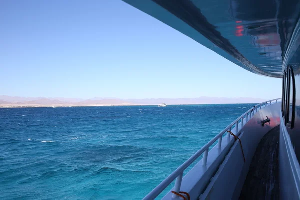 雪白的游艇漂流在埃及红海沿岸 — 图库照片