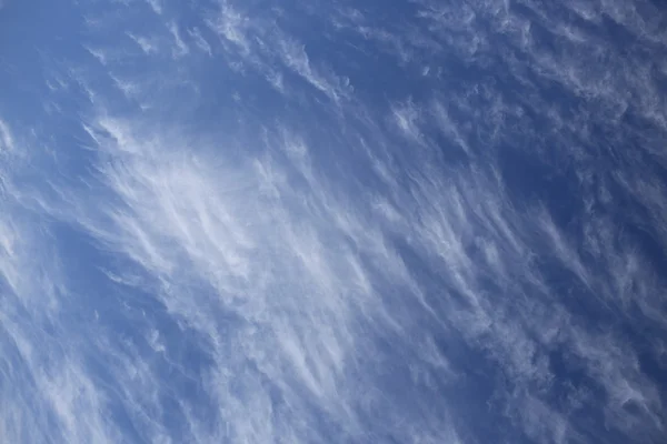 蔚蓝的天空映衬着美丽柔和的白云 — 图库照片