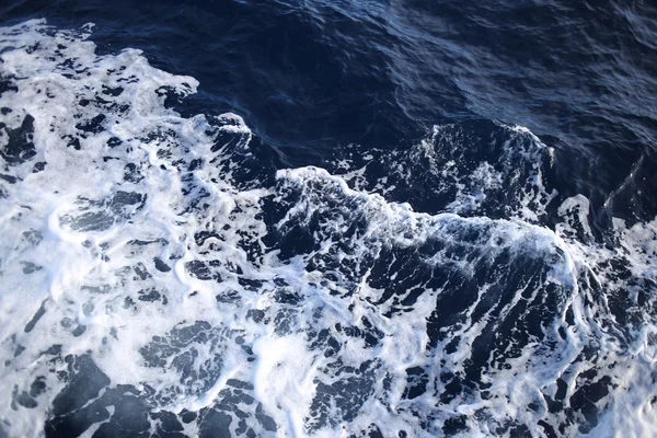 Mořská vlna zblízka. Modré moře vody pozadí, textury — Stock fotografie