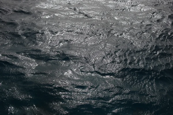 Mořská vlna zblízka. Vodní pozadí s měkkou texturou, tmavé, — Stock fotografie