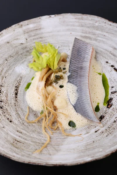 Dušené ryby na talíři s krémově bílou omáčkou — Stock fotografie