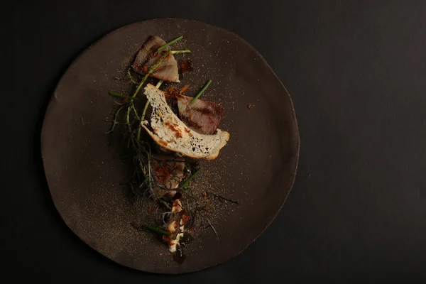 Pastırma, kruton ve plaka üzerinde soslar ile salata