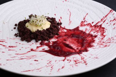 Karaciğer ile krema ve meyve sosu, microgreen beyaz plaka üzerinde