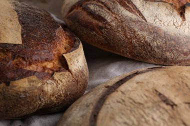 Gıda kağıt üzerinde ekmek karanlık somun siyah arka plan.