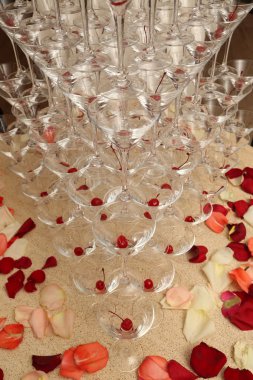 Masada kiraz ile birçok stemware gül yaprakları - parti arka plan