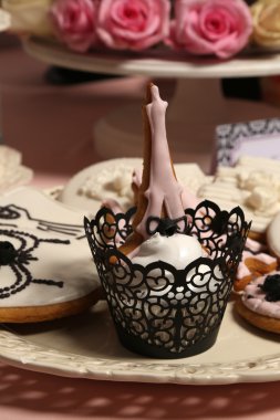 Beyaz tabakta Eyfel Kulesi'ne sahip cupcake'ler. Closeup