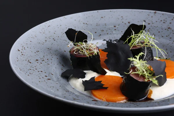 In vellen gedroogde zeewier wrap zalm, microgreen, rucola met sauzen op de plaat, bkack achtergrond, Japans eten — Stockfoto