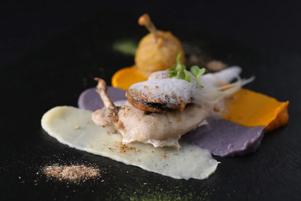 Pechuga de pollo rellena, pollo de carne blanca, diferentes salsas sobre fondo oscuro. Cocina molecular —  Fotos de Stock