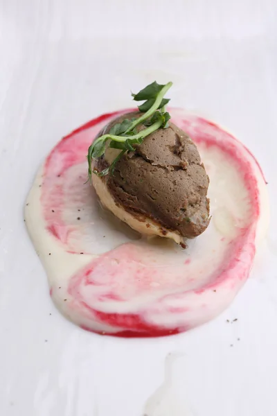 Pâté aux herbes et sauce sur une assiette blanche, gros plan — Photo