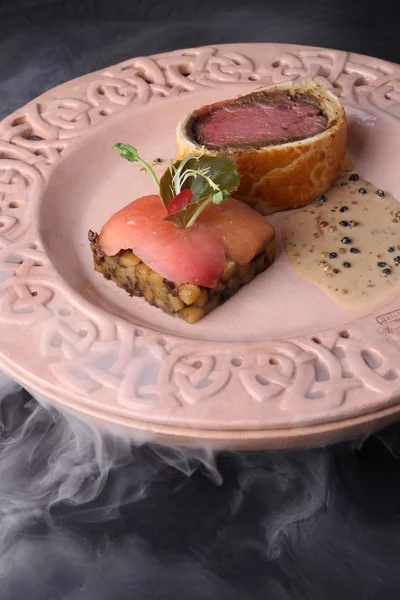Kött i degen och skivor av kött på bitarna stekt potatis med torr glass — Stockfoto