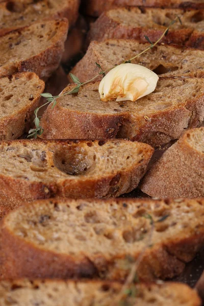 Chleb tostowy z ziołami i czosnkiem, zbliżenie — Zdjęcie stockowe