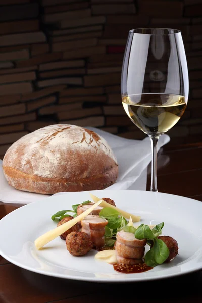 Carne al horno rollo de conejo y suela con quesos, almas en plato blanco . —  Fotos de Stock