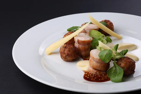 Carne al horno rollo de conejo y suela con quesos, almas en plato blanco. De cerca. —  Fotos de Stock