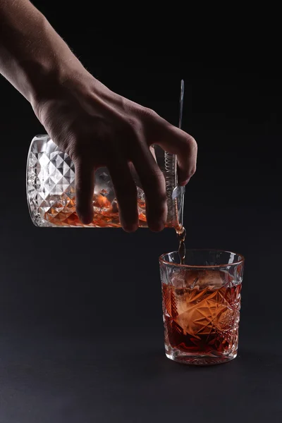 Felkészülés régimódi Negroni koktél a fekete háttér. — Stock Fotó