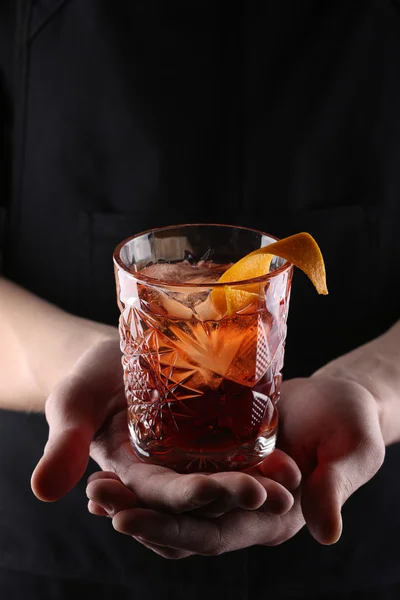 Régimódi Negroni koktél a kezében a fekete háttér — Stock Fotó