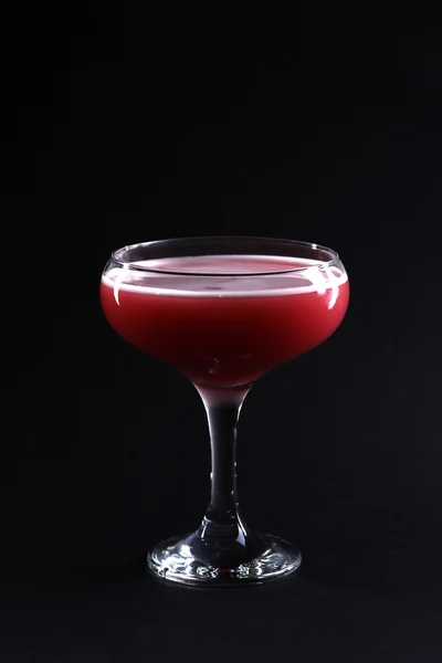 Cocktail in a glass goblet on the dark background. Closeup. — Stock Photo, Image