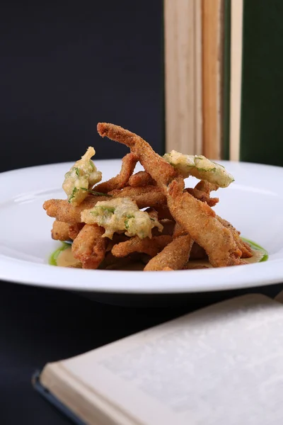 Gegrilde kikker poten op de witte plaat. Restaurant-Franse stijl — Stockfoto