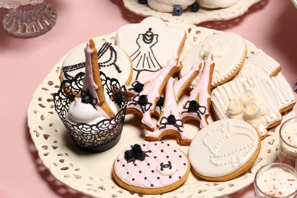 Pain d'épice Biscuits faits maison différentes formes et cupcakes avec Tour Eiffel sur plaque blanche — Photo