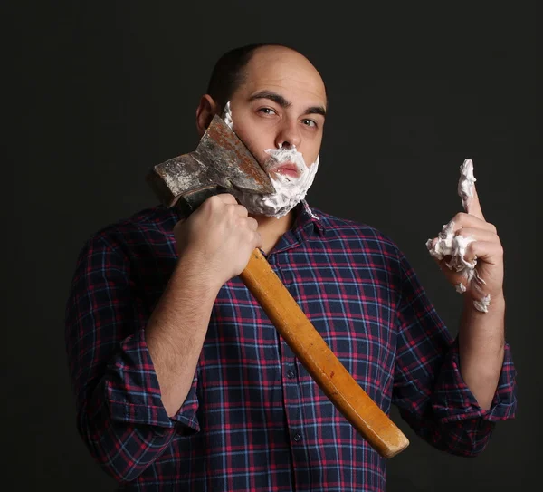 Retrato hombre afeitándose con gran hacha y espuma en su cara — Foto de Stock