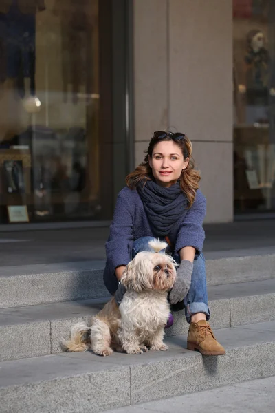 Mulher elegante com shih-tzu cão sentado nos degraus — Fotografia de Stock