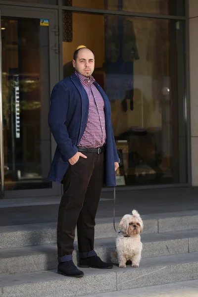 Homem elegante na cidade com um cão Shih Tzu — Fotografia de Stock