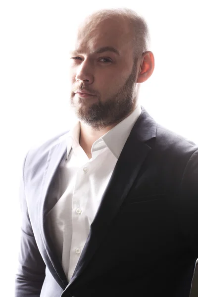 Retrato hombre calvo elegante y brutal con barba — Foto de Stock