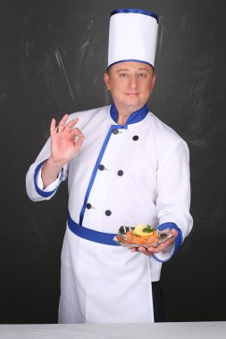 Kırmızı balık ile plaka gösteren Şef