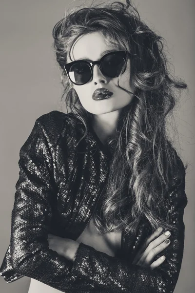 Portrait of stylish brunette female model in sunglasses — Stock Fotó