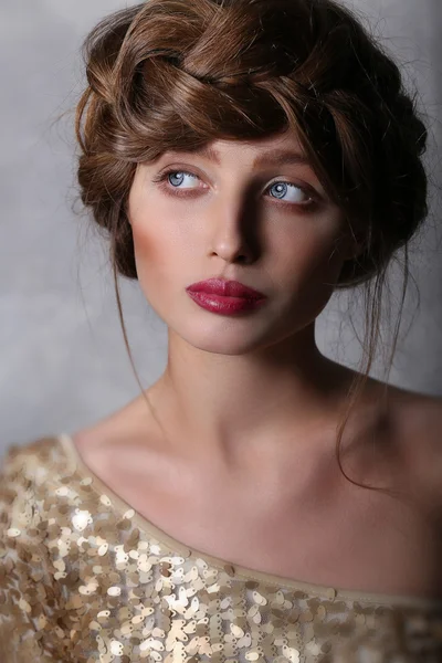 Retrato de moda cara de niñas con labios rojos y cabello castaño . — Foto de Stock