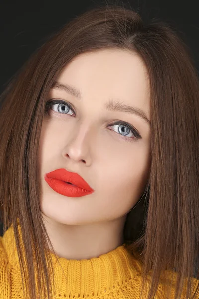 Retrato de mujer morena en chaqueta amarilla con labios rojos — Foto de Stock