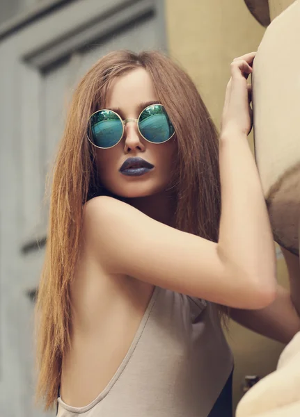 Portré divat hölgy kék ajkak kerek napszemüveg — Stock Fotó