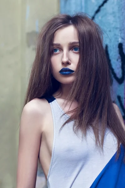 Porträt einer Modeschöpferin mit blauen Lippen und langen Haaren — Stockfoto