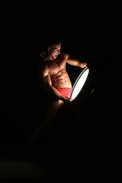 Молодой голый мужчина, сексуальное сильное мускулистое тело со студийным освещением — стоковое фото