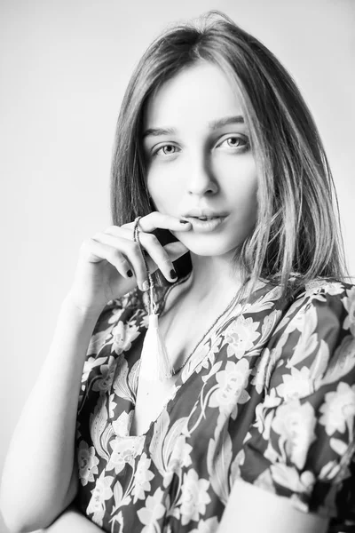 Retrato preto e branco de uma jovem mulher gentil — Fotografia de Stock