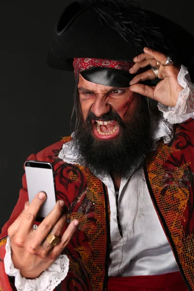 Retrato del hombre disfrazado de pirata con teléfono móvil — Foto de Stock