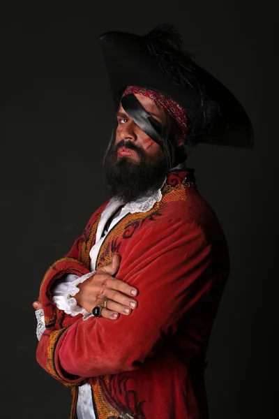 Retrato de homem bonito em um traje de pirata — Fotografia de Stock