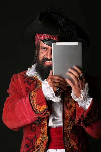 Retrato del hombre en un traje de pirata con tableta — Foto de Stock