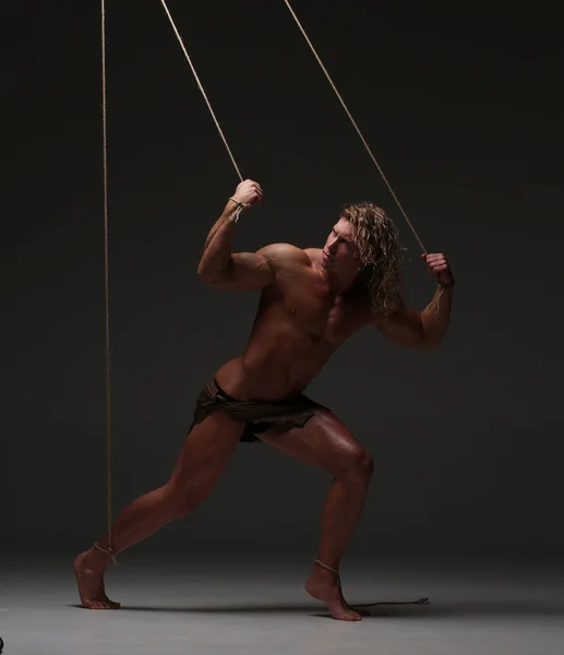 Ung naken man, muskulös kropp, avgränsas med rep — Stockfoto