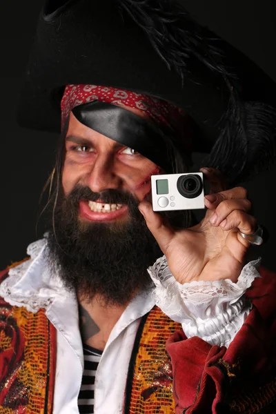 Retrato del hombre guapo sonríe con un disfraz de pirata — Foto de Stock