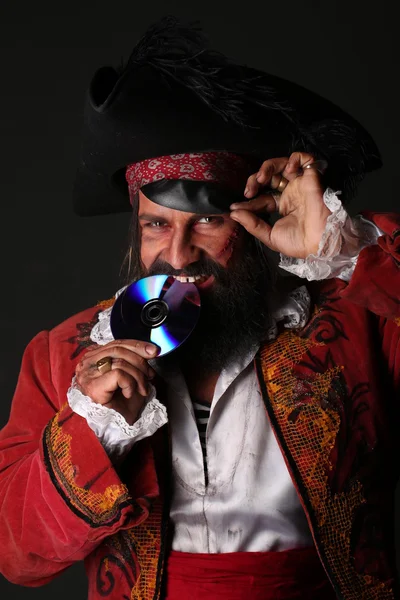 Portrait d'un bel homme en costume de pirate — Photo