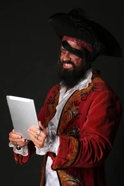 Retrato del hombre en un traje de pirata con tableta — Foto de Stock