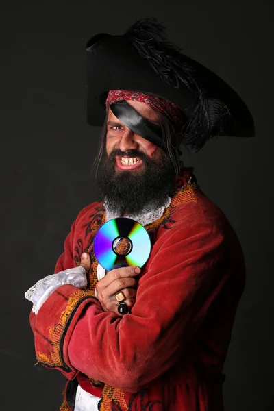 Retrato de un hombre guapo disfrazado de pirata — Foto de Stock