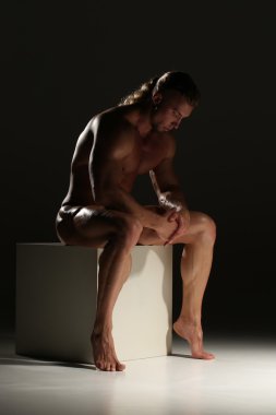 Bir genç çıplak yakışıklı adam seksi güçlü kas vücut ile