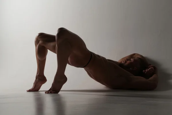 Один молодой голый красивый мужчина с сексуально сильным мускулистым телом — стоковое фото