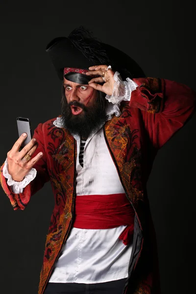 Cep telefonu ile bir korsan kostüm şaşırmış adam portresi